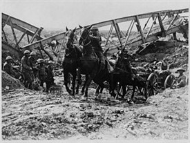 Photo:Horses pulling artillery through the Canal du Nord, 1918