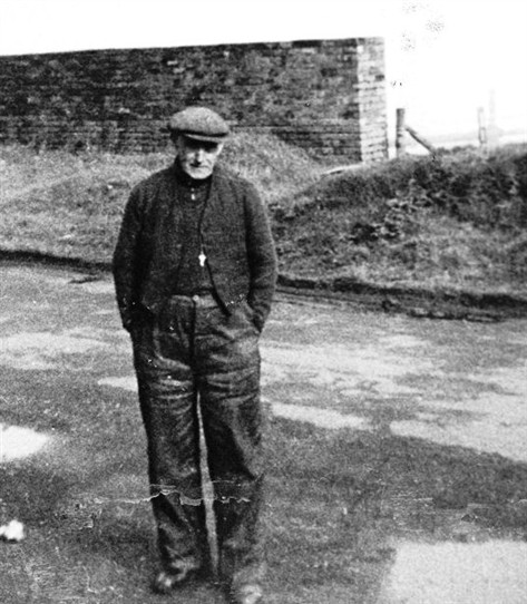 Photo:Micky Meichan, lamp cabin man at Loganlea Colliery.