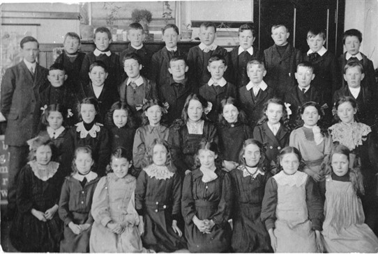 Photo:An Addiewell School class in the early 1900s.