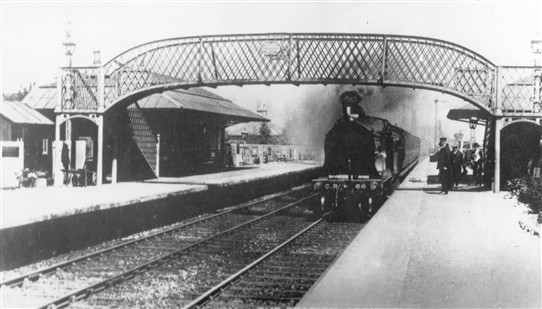 Photo:Steam train at Addiewell Station, 1910s (?)