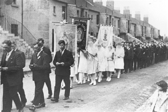 Photo:The May Procession in Livingstone Street, 1920s.